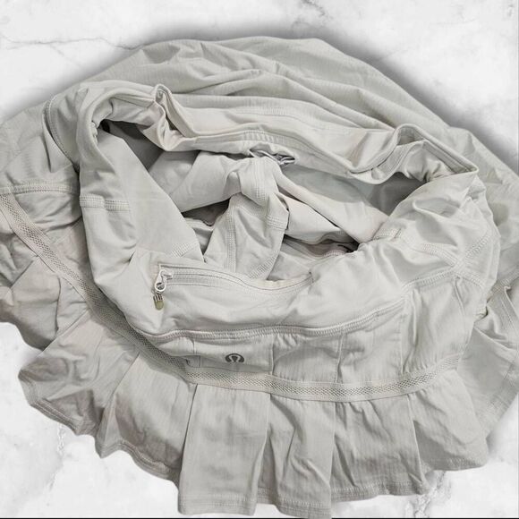 Lululemon Size 8 White Pace Setter Skirt - Picture 4 of 4